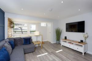 Castle View - 2 Bed Stylish Coastal Port Solent Retreat with Views! Parking, Sleeps 6 - By Blue Puffin Stays