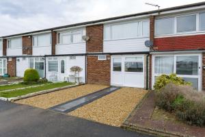 Castle View - 2 Bed Stylish Coastal Port Solent Retreat with Views! Parking, Sleeps 6 - By Blue Puffin Stays