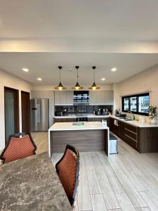 Cozy Modern 3BR Penthouse near Burnham with AC Wifi Netflix