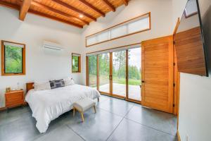 Luxe Mtn-View Escape 5 Mi to Dtwn Priest River!