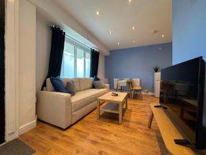Stretford Apartment - Sleeps 6 - WiFi - Parking - Near Stadium