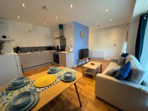 Stretford Apartment - Sleeps 6 - WiFi - Parking - Near Stadium