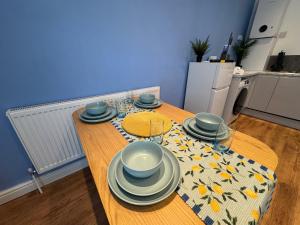 Stretford Apartment - Sleeps 6 - WiFi - Parking - Near Stadium