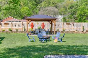 Walk to River and Trails Cozy Damascus Cottage!