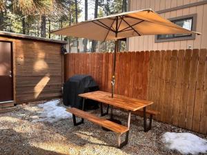 Cozy Bear Retreat with Hot-Tub & BBQ!