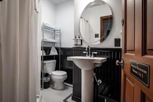 Queen Room with Shared Bathroom room in Historic Hotel Packwood