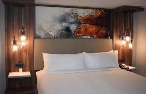 Guest Room with King Bed room in Chicago Marriott Oak Brook