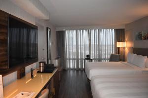 Guest Room with 2 Double Beds with Concierge Lounge Access room in Chicago Marriott Oak Brook