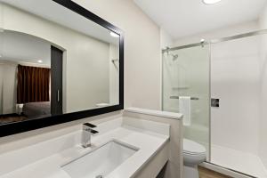 King Room - Non Smoking room in Days Inn by Wyndham Dumas