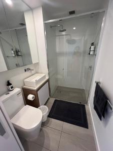 Entire flat w infinity pool and 5m walk to Fort Valley station