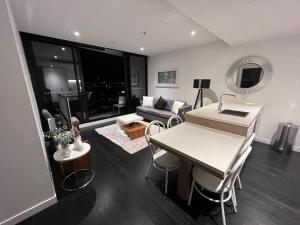 Entire flat w infinity pool and 5m walk to Fort Valley station