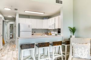 Walk to Beach Condo with Balcony in Gulf Shores!