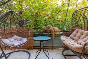 Aiolos Elegant retro suite in GLYFADA centre