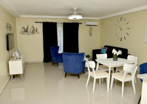 Peaceful 2 Bed Apartment - Pool & Private Beach Access