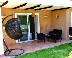 Peaceful 2 Bed Apartment - Pool & Private Beach Access