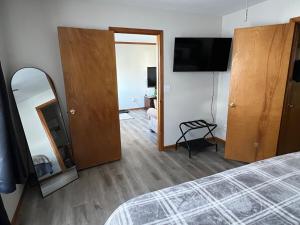 Relax Enjoy Mid-Missouri with Fenced in Back Yard