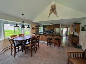 FV44 tastefully updated single level with AC WiFi minutes from skiing