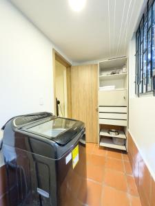 Cómodo estudio con AC en frente de una cancha
