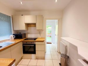 Stylish Kennington apartment near tube with King Bed and garden