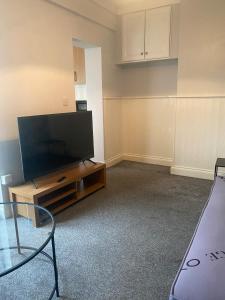 1 double bed house and sofa bed with a garden