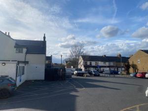 1 double bed house and sofa bed with a garden