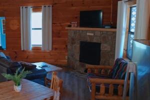Charming Cabin Stay with Grill, Firepit & Hot Tub