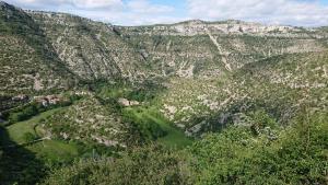 Maisons de vacances Gite en Cevennes du sud, bergerie restauree au rez de jardin d'une bastide avec piscine a debordement, vue exceptionnelle, authenticite, confort, repos assure au coeur de la nature : photos des chambres