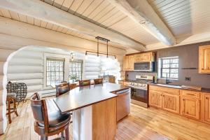 4 Mi to Dtwn Spacious Family Cabin in Jonesville!