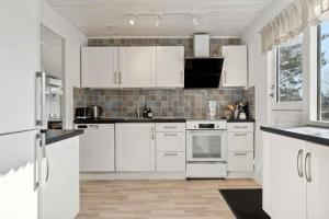 Cozy Cottage Only 500 M From The Sea