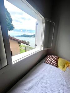 Vista dos sonhos na beira do mar de Angra com pier