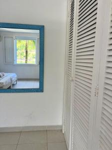 Vista dos sonhos na beira do mar de Angra com pier