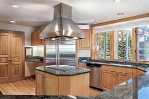 Ski In, Ski Out 3 Bedroom In Beaver Creek Village With Excellent Mountain Views