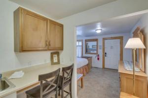 Bear Lake Charming Apartment w Kitchen