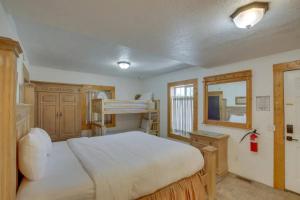 Bear Lake Charming Apartment w Kitchen