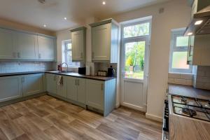 Double room in brand new 5 bed home with WiFi and TV BW Room 1