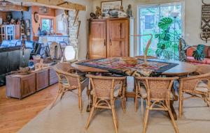 Maisons de vacances 3 Bedroom Nice Home In Sommieres : photos des chambres