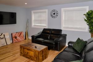 Lake Access 4 Bed 3 Bath HOT TUB