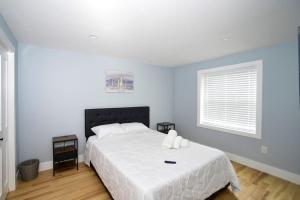 Lake Access 4 Bed 3 Bath HOT TUB
