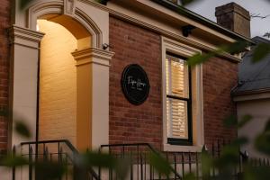 Romantic Escape with Fireplace and Luxe Soaking Tub
