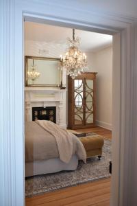 Romantic Escape with Fireplace and Luxe Soaking Tub