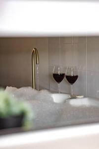 Romantic Escape with Fireplace and Luxe Soaking Tub