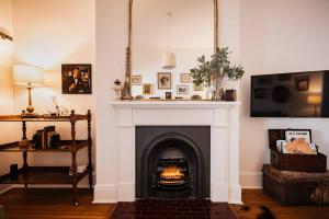 Romantic Escape with Fireplace and Luxe Soaking Tub