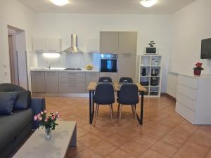 Apartments with parking space Rovinj - 24279