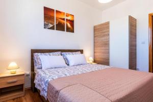 Family friendly house with a swimming pool Vrpolje, Sibenik - 24345