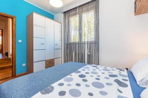 Family friendly house with a swimming pool Vrpolje, Sibenik - 24345