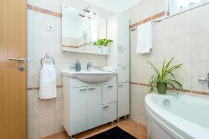 Family friendly house with a swimming pool Vrpolje, Sibenik - 24345