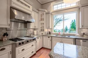 Luxury 5BR Villa, Gym, Theater & Ocean Views