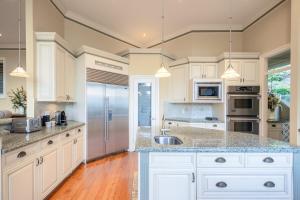 Luxury 5BR Villa, Gym, Theater & Ocean Views