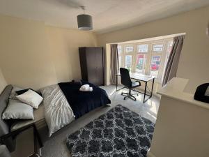 Modern 3-Bed Home with Parking & Garden Wolverhampton