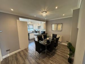 Modern 3-Bed Home with Parking & Garden Wolverhampton